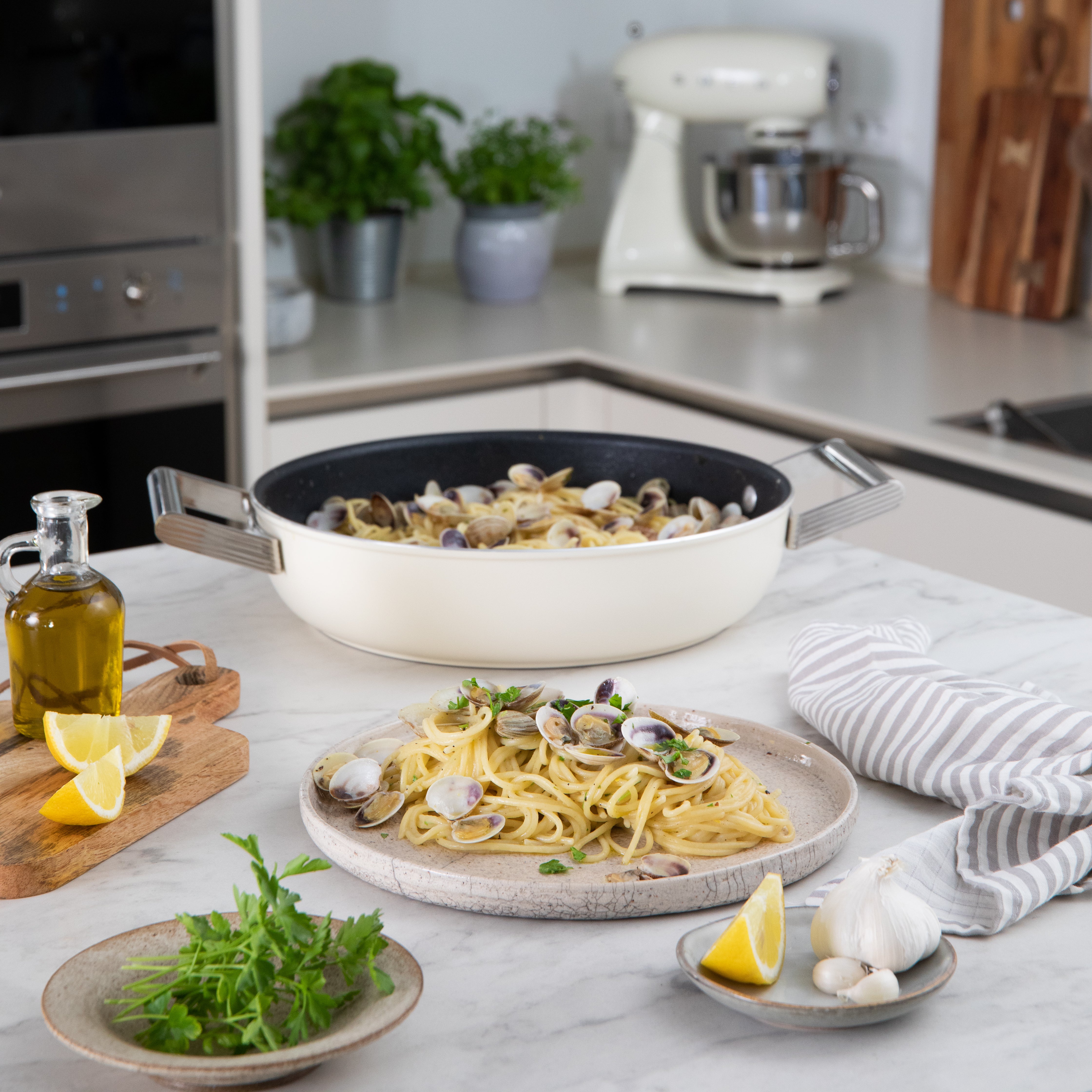 SMEG Deep Skillet with Lid 30cm (Cream) - Image 10