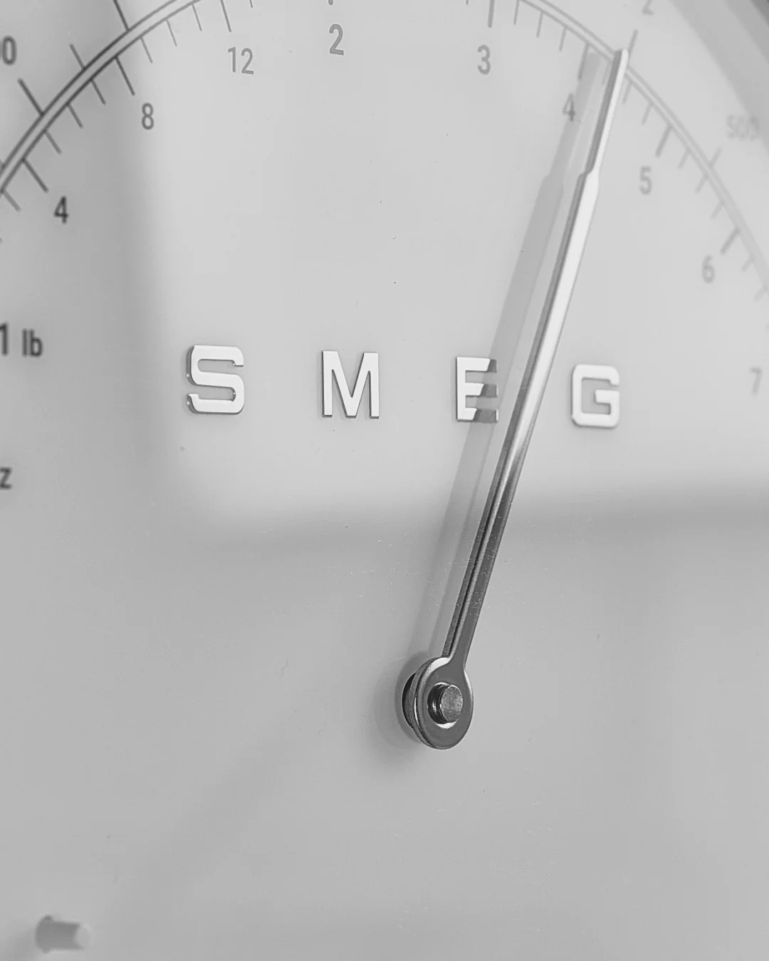 SMEG Digital & Analog Kitchen Scale (Black) - Image 5