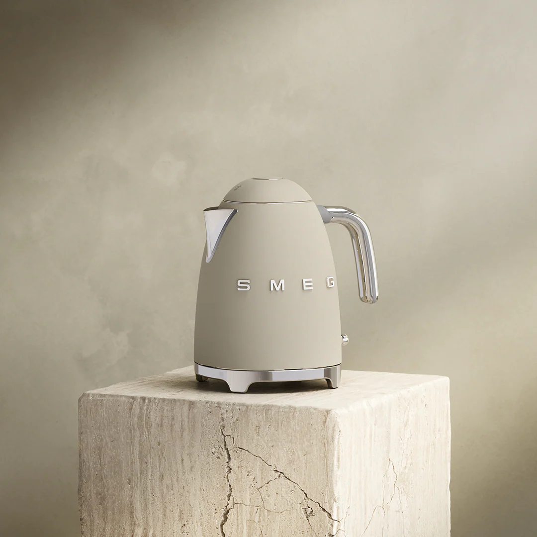 SMEG Electric Kettle 1.7L Fixed Temperature (Moonlight Cream Matte) - Image 3