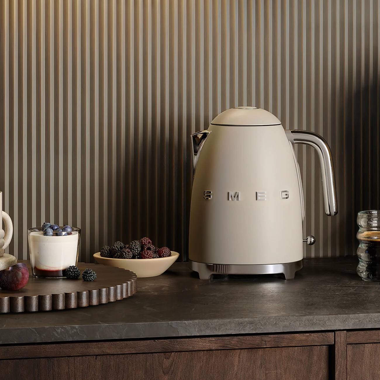 SMEG Electric Kettle 1.7L Fixed Temperature (Moonlight Cream Matte) - Image 4